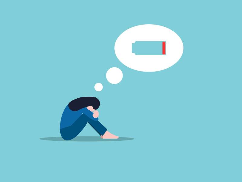 Minimalistische Darstellung einer m&uuml;den Person, die an eine leere Batterie denkt, vor blauem Hintergrund.