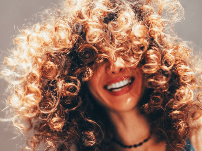 Frau mit definierten Locken.