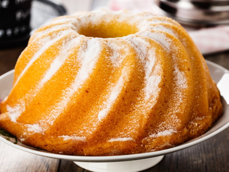 Heller Gugelhupf auf Porzellanteller.