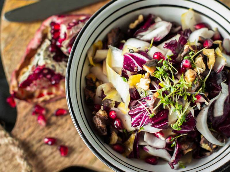 Chicor&eacute;e-Radicchio-Salat mit Granatapfelkernen