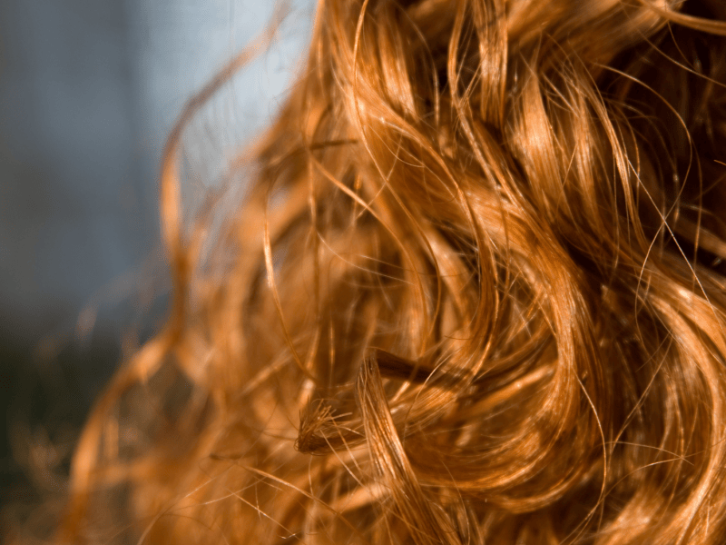 Nahaufnahme von Frau mit gro&szlig;en Locken.