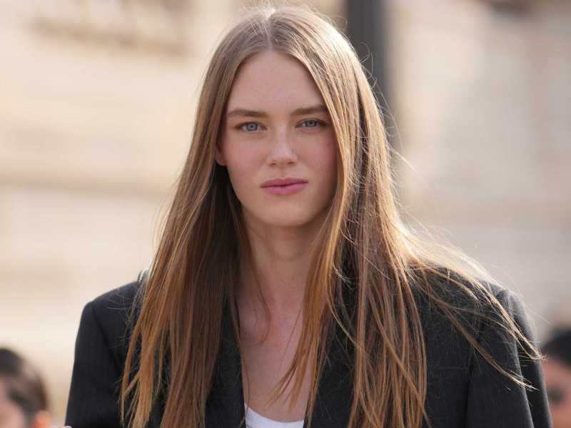 Junge Frau mit geglätteten braunen Haaren - Streetstyle
