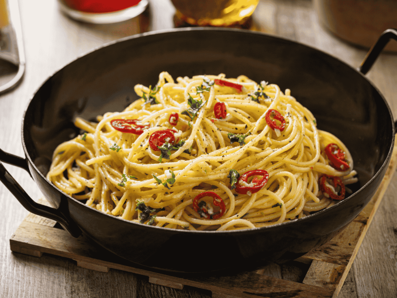 Gusseisenpfanne mit Spaghetti Aglio e Olio.