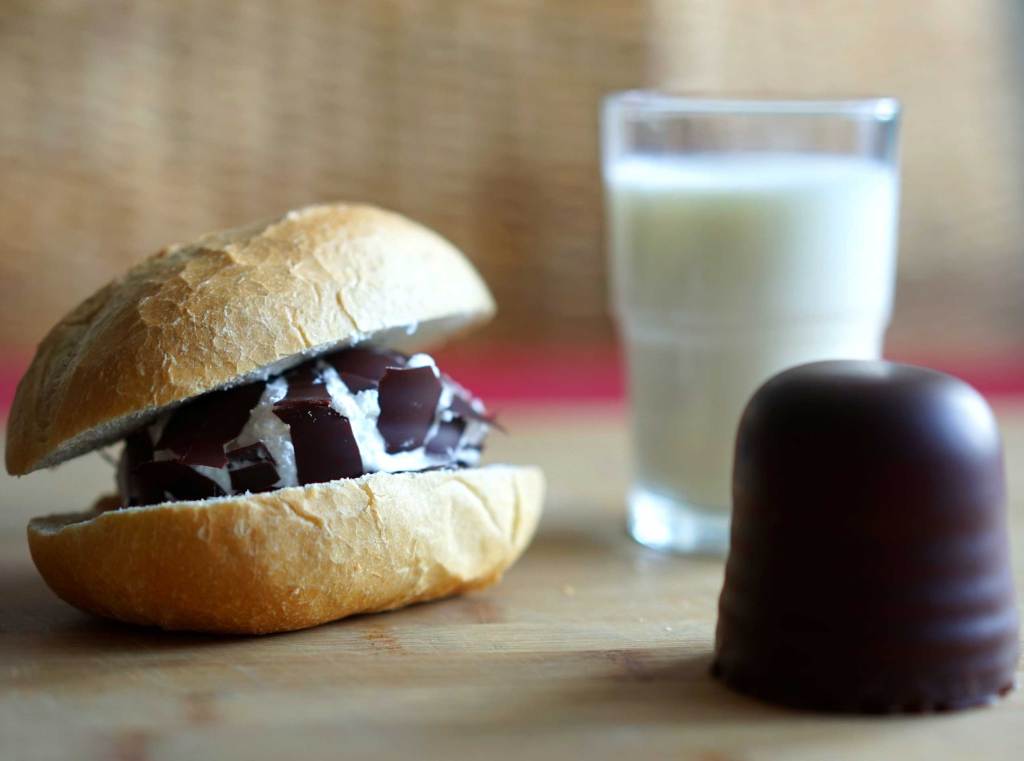 Schokokussbr&ouml;tchen und Milch im Glas