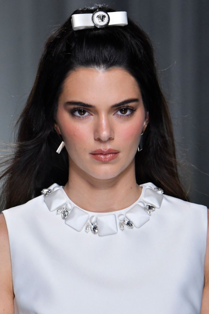 Kendall Jenner bei der Versace-Fashion-Show mit dunkelbraunen Haaren