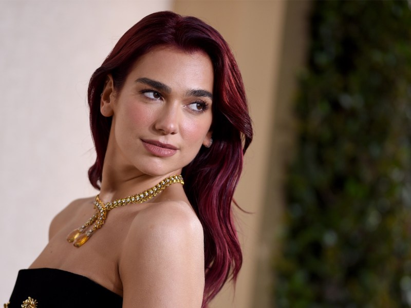 Dua Lipa bei den Golden Globes mit langer, rot gef&auml;rbter Wallem&auml;hne
