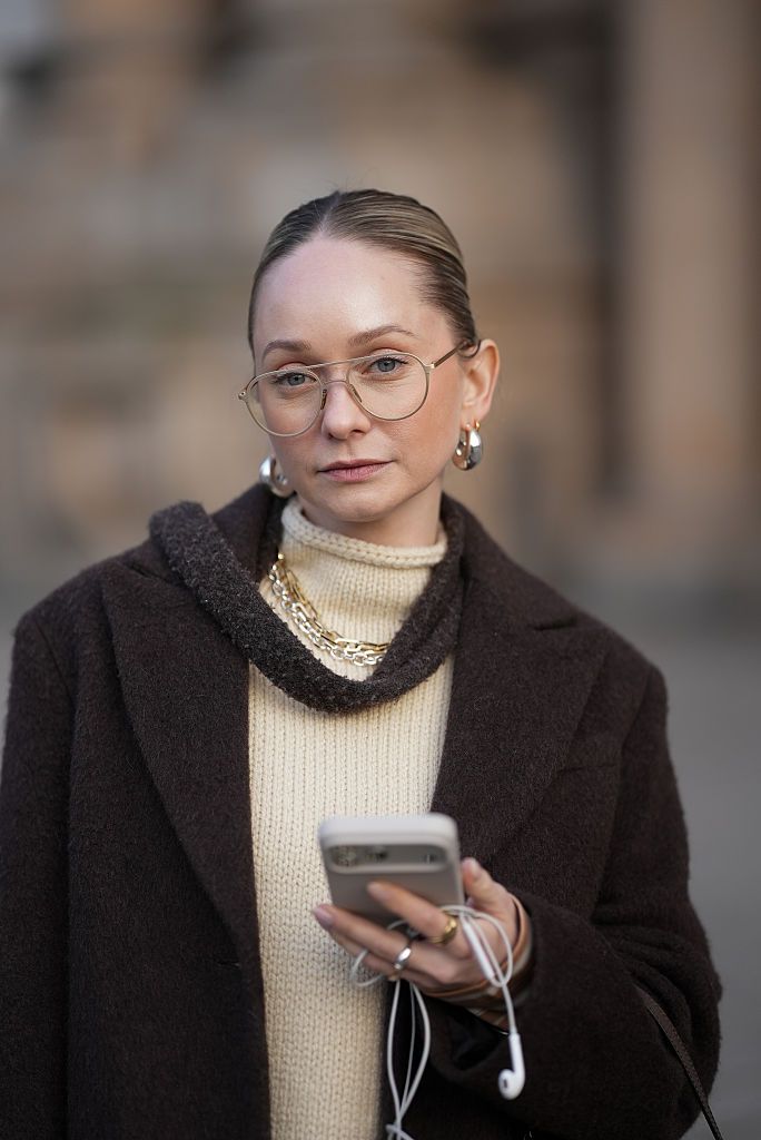 Sonia Sofianidou mit stylischer Pilotenbrille.