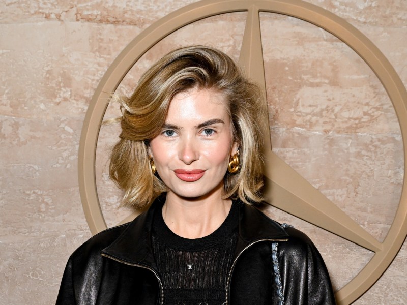 Xenia Adonts stylt ihre Bob Frisur mit Volumenspray f&uuml;r mehr F&uuml;lle.