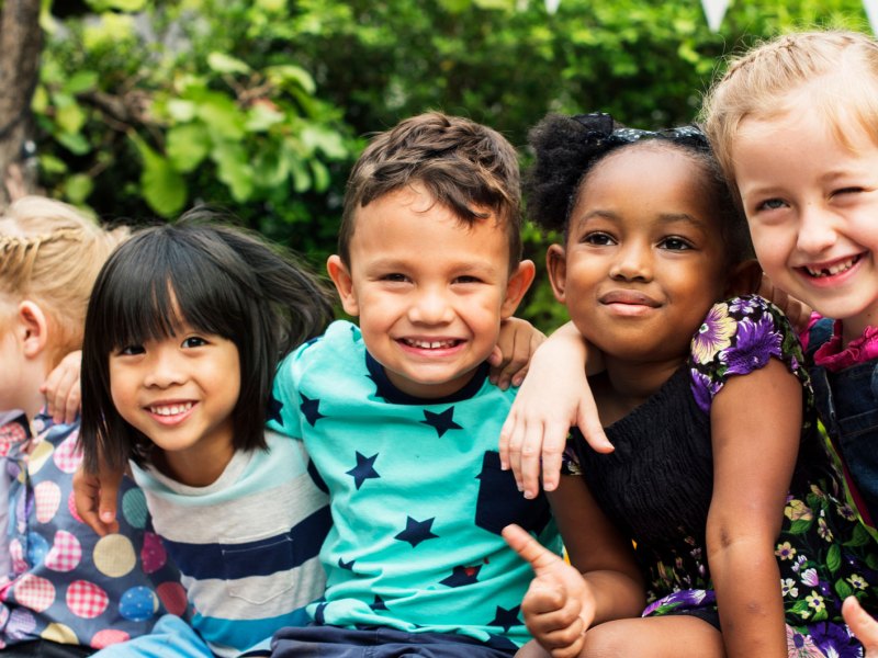Gruppe von Kindergartenkindern unterschiedlicher Ethnien.