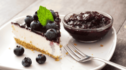 Blueberry Cheesecake auf einem wei&szlig;en Teller.