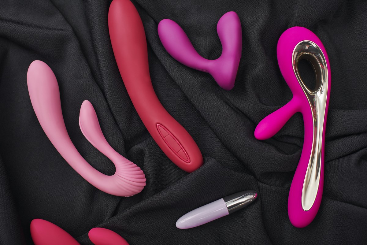 Sextoys für Paare auf einer schwarzen Decke