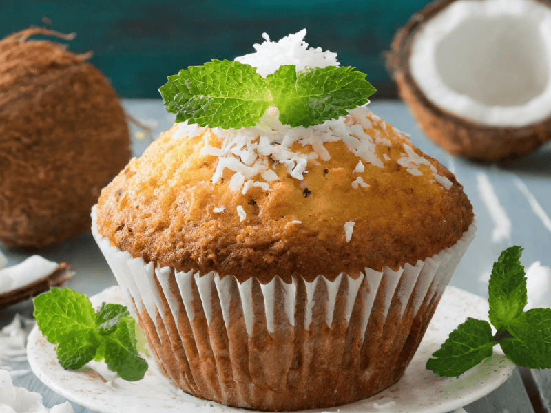 Kokos Muffins auf einem wei&szlig;en Teller.