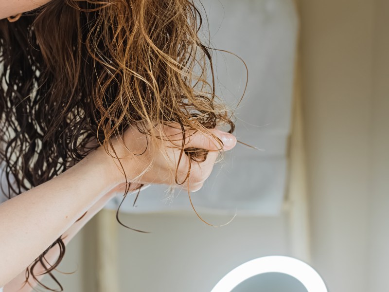 Haare, die f&uuml;r Locken gescrunshed werden.