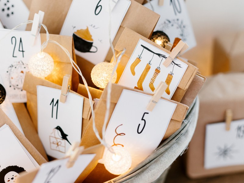 Ein selbst bef&uuml;llter Adventskalender mit weihnachtlicher Lichterkette