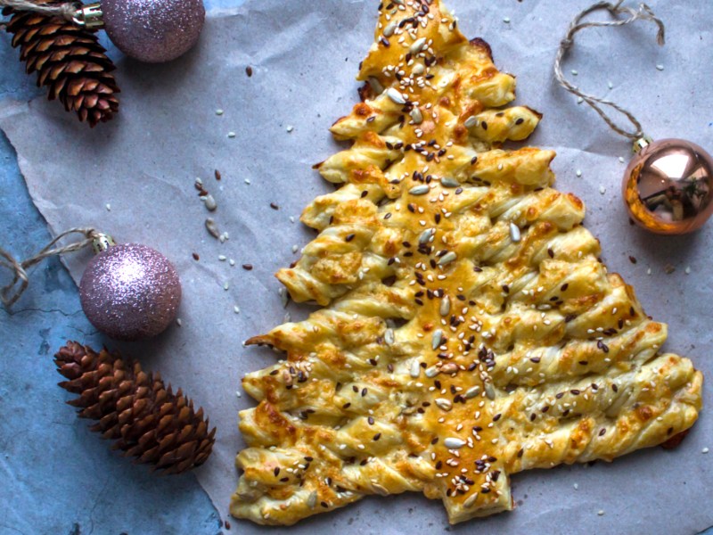 Bl&auml;tterteig mit K&auml;se in Tannenbaum-Form.