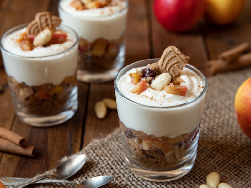 Dessert im Glas mit &Auml;pfeln und Spekulatius.