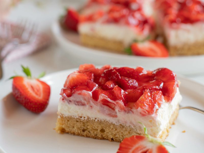Erdbeerkuchen auf einem weißen Teller.