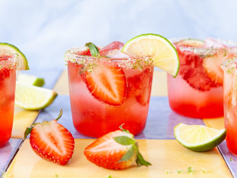 Mehrere Cocktailgl&auml;ser mit Erdbeer Mojitos.