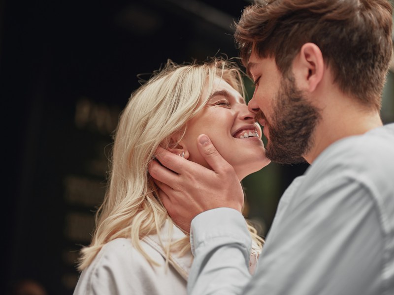 Ein Mann und eine Frau k&uuml;ssen sich