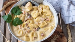 Tortellini mit Sahneso&szlig;e und Speck.