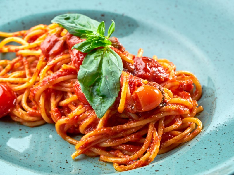 Pasta mit Tomatenso&szlig;e und Basilikum.