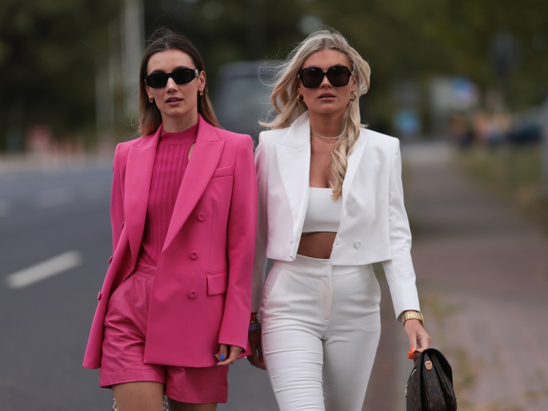 Streetstyle mit pinkem Hosenanzug.