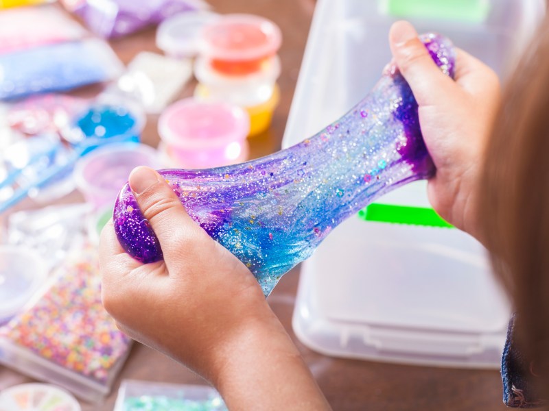 Schleim selber machen: Kind spielt mit Schleim