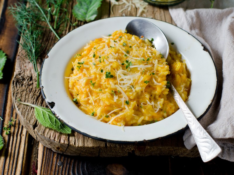 Ein Teller mit cremigen K&uuml;rbis-Risotto