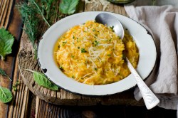 Ein Teller mit cremigen K&uuml;rbis-Risotto