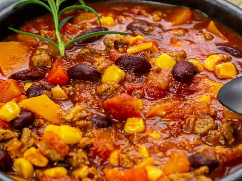 Chili mit K&uuml;rbisst&uuml;ckchen.