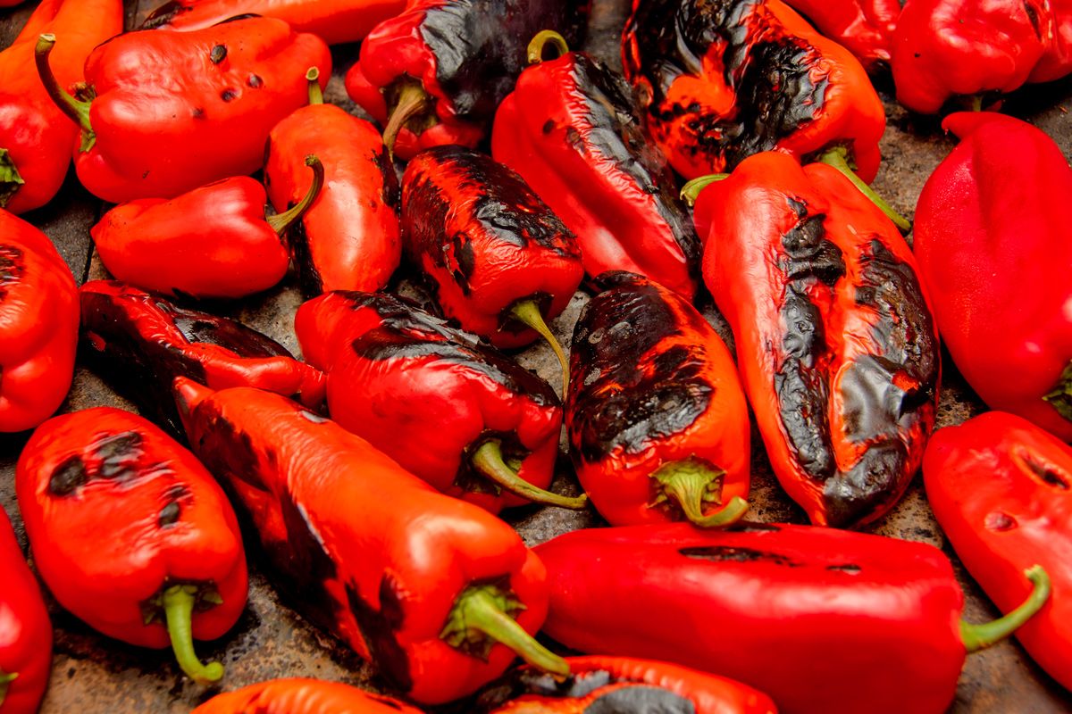 Gegrillte Paprika l&auml;sst sich leicht h&auml;uten