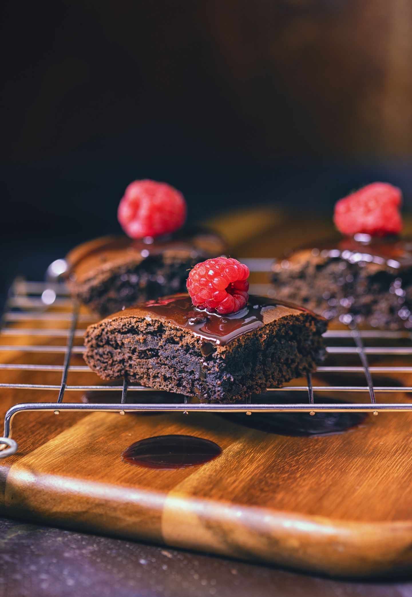Brownies mit Schoko-So&szlig;e toppen