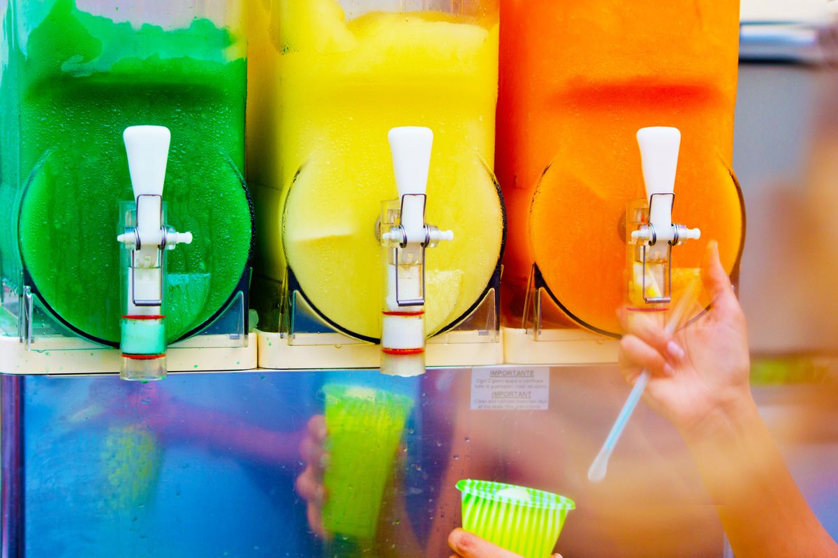 Slush-Eis aus Automaten ist häufig mit zu viel Zucker und Zusatzstoffen belastet Slush-Eis aus Automaten ist häufig mit zu viel Zucker und Zusatzstoffen belastet