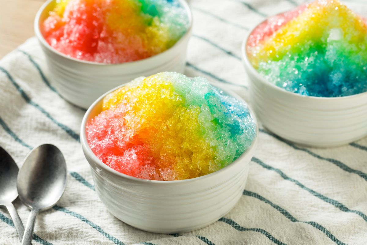 Shaved Ice wird im Gegensatz zu Slushies mit Löffel gegessen Shaved Ice wird im Gegensatz zu Slushies mit Löffel gegessen