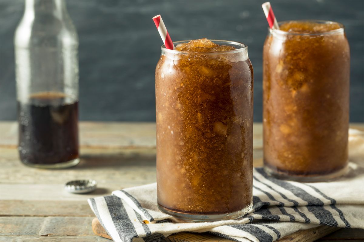 Rezept für schnelles Cola-Shlush-Eis Rezept für schnelles Cola-Shlush-Eis
