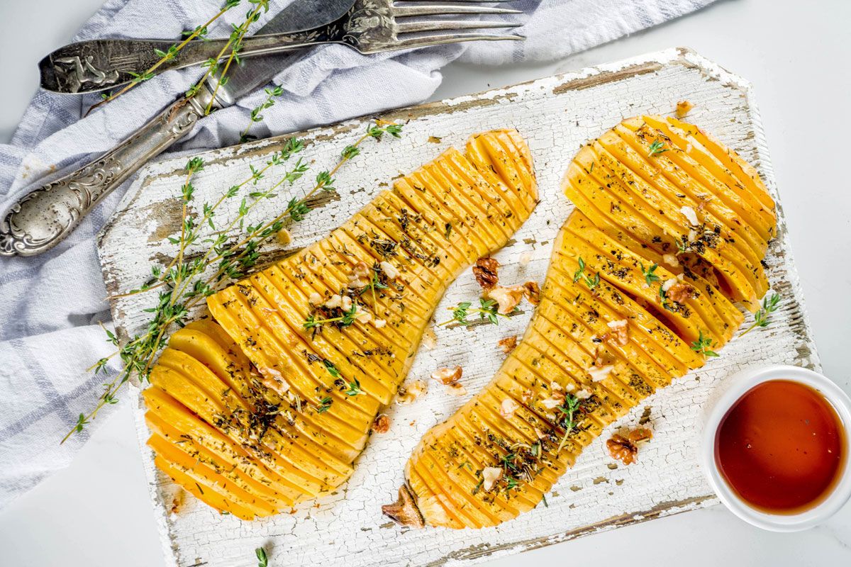 Leckere Hasselback-Variante: Kürbis in Fächer geschnitten Leckere Hasselback-Variante: Kürbis in Fächer geschnitten