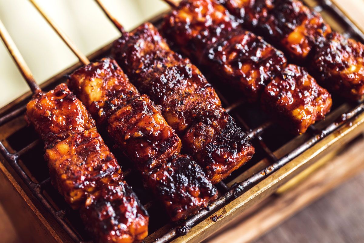Marinierte Tempeh-Spie&szlig;e sind ein Klassiker aus der indonesischen K&uuml;che