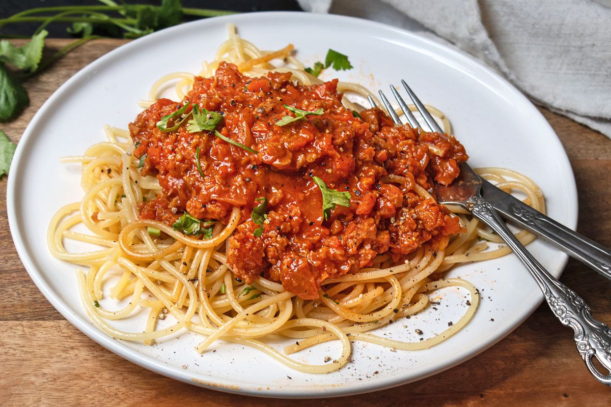 Vegane Bolognese-Sauce l&auml;sst sich leicht mit Sojafleisch zubereiten