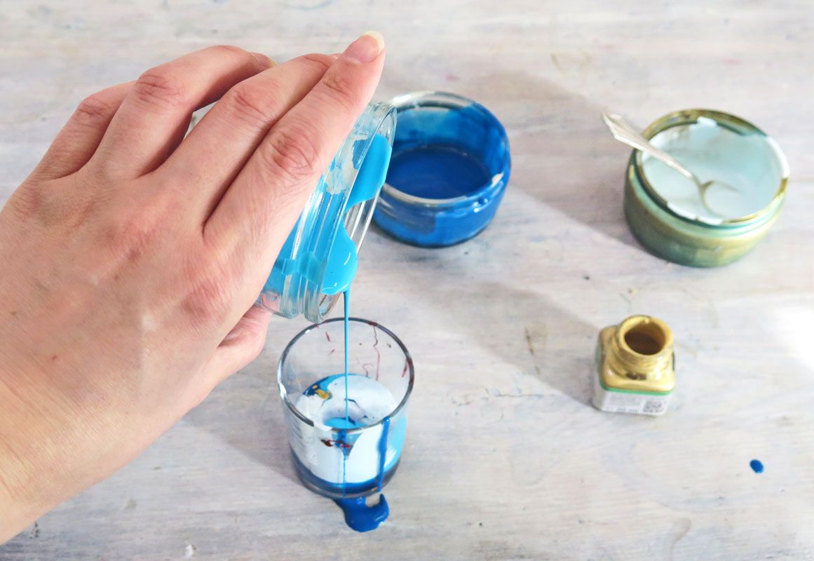 Bevor die Farbe &uuml;ber der Leinwand vergossen wird, werden die einzelnen Farben mit einem Pouring Medium angereichert
