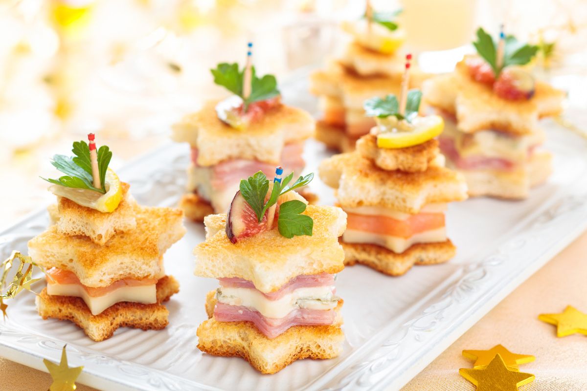 An Weihnachten sind Canap&eacute;s in der Form von Sternen sch&ouml;n