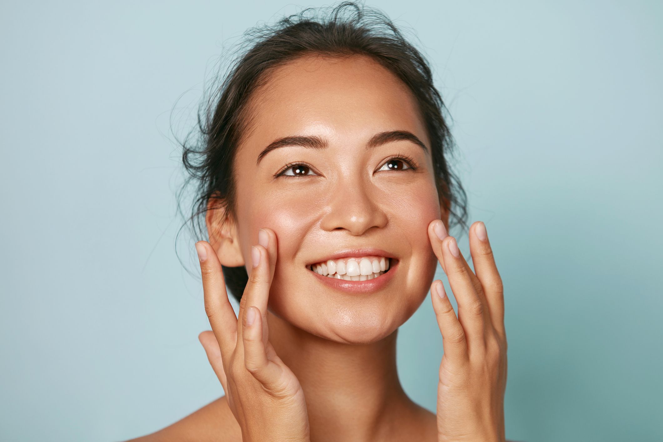 Auch eine Gesichtsmassage oder Sonnenschutz optimiert die Wirkung von Anti-Aging-Pflege. Auch eine Gesichtsmassage oder Sonnenschutz optimiert die Wirkung von Anti-Aging-Pflege.