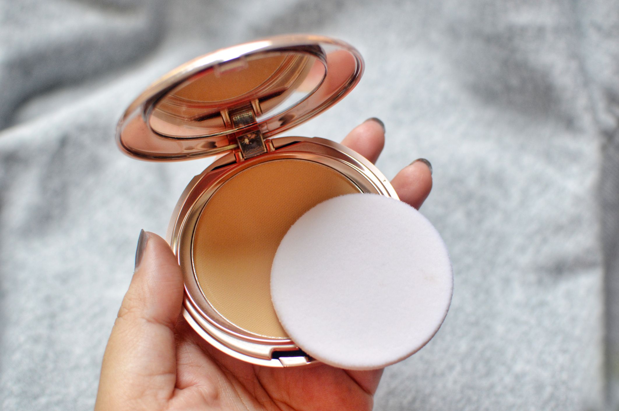 Kompakt-Make-ups mattieren die Haut, während flüssige Foundations besser für trockene Haut geeignet sind. Kompakt-Make-ups mattieren die Haut, während flüssige Foundations besser für trockene Haut geeignet sind.