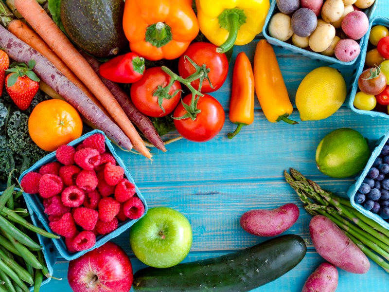 Große Auswahl an frischem Obst und Gemüse als Quelle für Vitamine und Mineralstoffe für das Immunsystem.