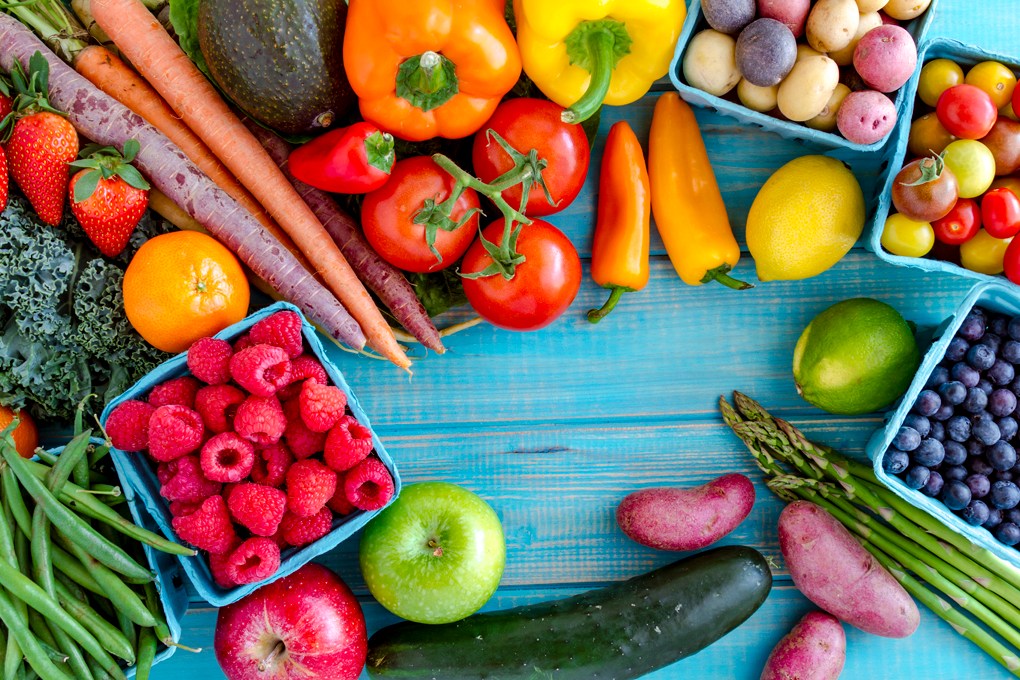 Große Auswahl an frischem Obst und Gemüse als Quelle für Vitamine und Mineralstoffe für das Immunsystem.