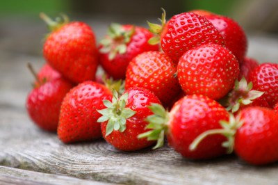 Frische rote Erdbeeren als nat&uuml;rliche Folatquelle zur Unterst&uuml;tzung der normalen Zellteilung im K&ouml;rper.