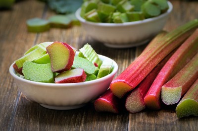 <strong>Rhabarber: April - Juni</strong> Saisonkalender Obst: Rhabarber