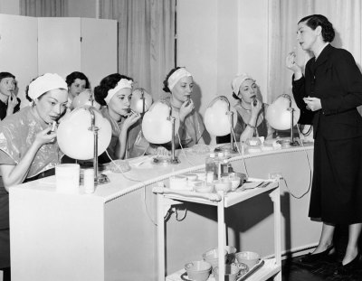 1914: Die ersten Kosmetik-Salons werden eröffnet 1914: Die ersten Kosmetik-Salons werden eröffnet