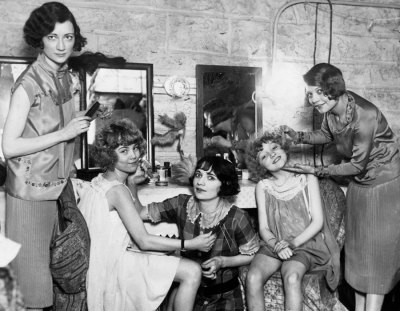 1914: Die ersten Kosmetik-Salons werden eröffnet 1914: Die ersten Kosmetik-Salons werden eröffnet