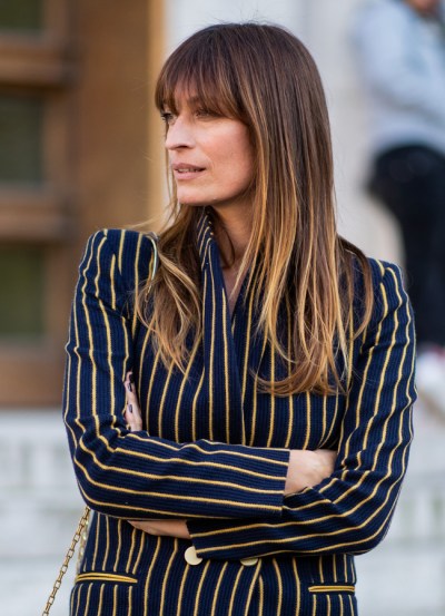 Frisuren 2021: Stufenschnitt mit Pony Frisuren 2021: Stufenschnitt mit Pony