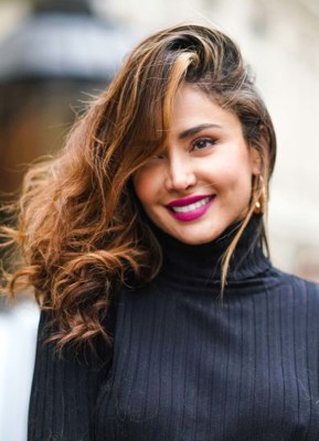 Frisuren 2021: Lässiger Undone-Look mit tiefem Seitenscheitel Frisuren 2021: Lässiger Undone-Look mit tiefem Seitenscheitel